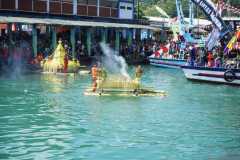 Warga -wisatawan ramai saksikan Labuh Laut Sembonyo di Trenggalek